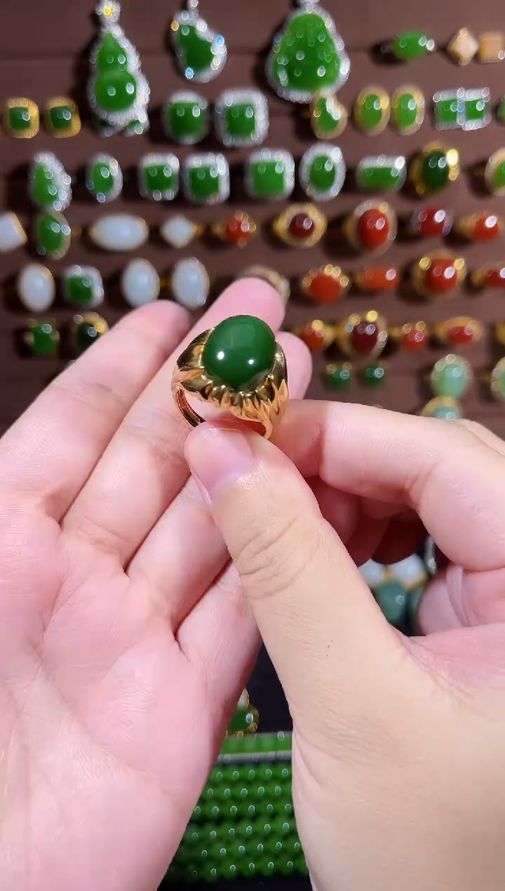 和田玉18K金镶嵌颈饰菠菜绿蛋面戒指