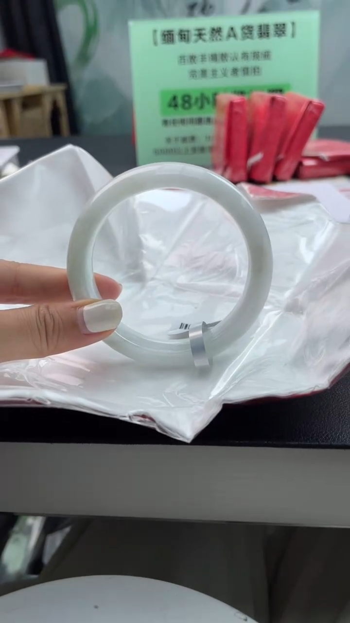 【闪购商品】翡翠手镯未镶嵌8翡翠手镯（微瑕）