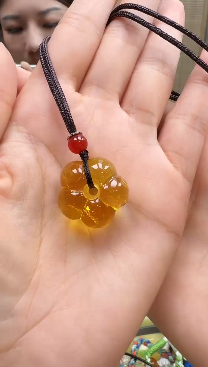 未镶嵌琥珀裸石如图