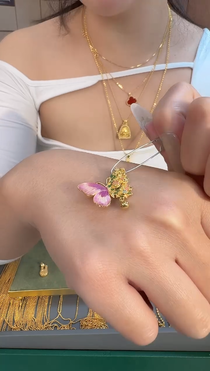 繁花蝴蝶吊坠2.62 （附带礼盒包装）