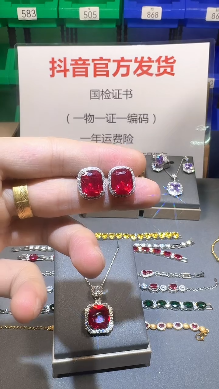 18K金镶嵌耳饰红宝石1