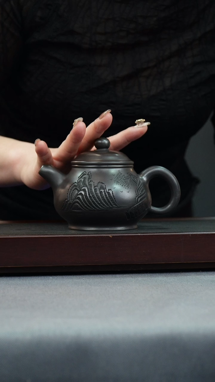 【闪购商品】紫砂茶壶石黄 潘壶 刻观山