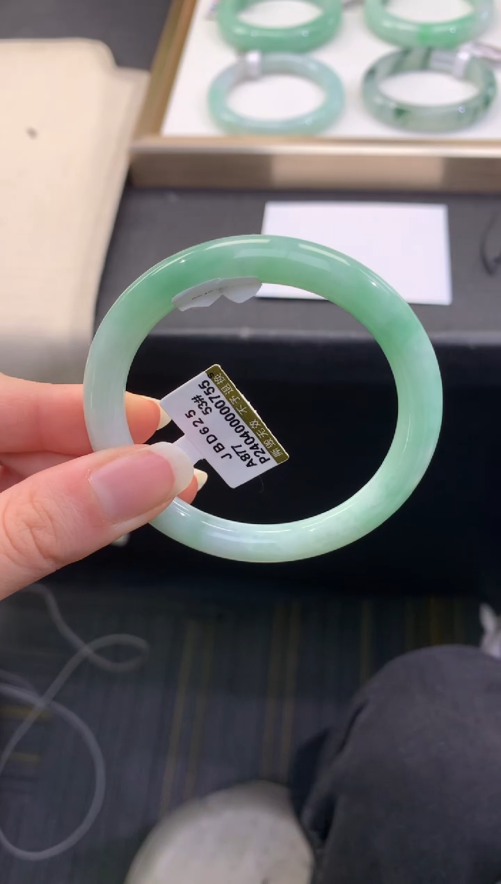 【闪购商品】翡翠手镯未镶嵌         