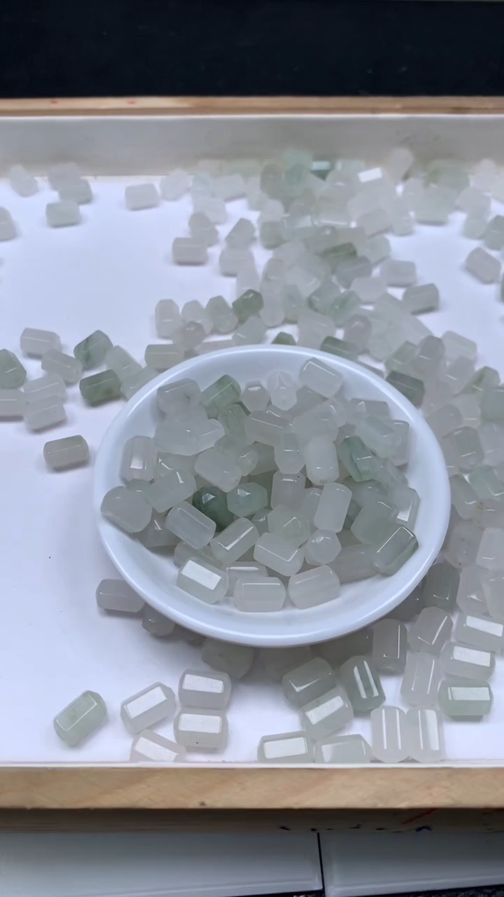 未镶嵌散珠石英质玉E947 天 山 翠六棱桶珠8*12mm10个7.8元