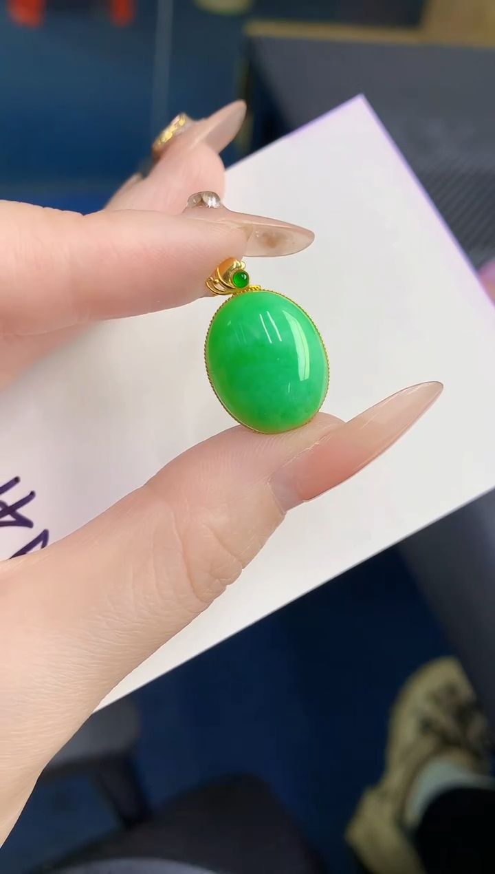 颈饰18K金镶嵌翡翠缅甸天然翡翠A货