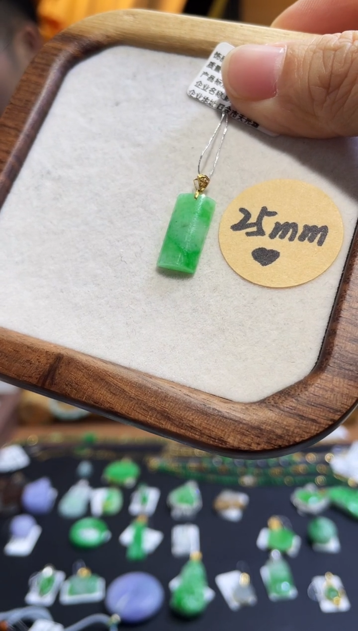 颈饰18K金镶嵌翡翠无事牌