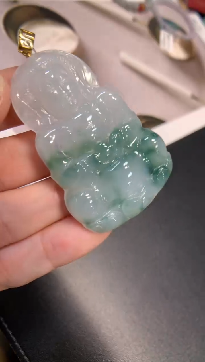 颈饰18K金镶嵌翡翠观音