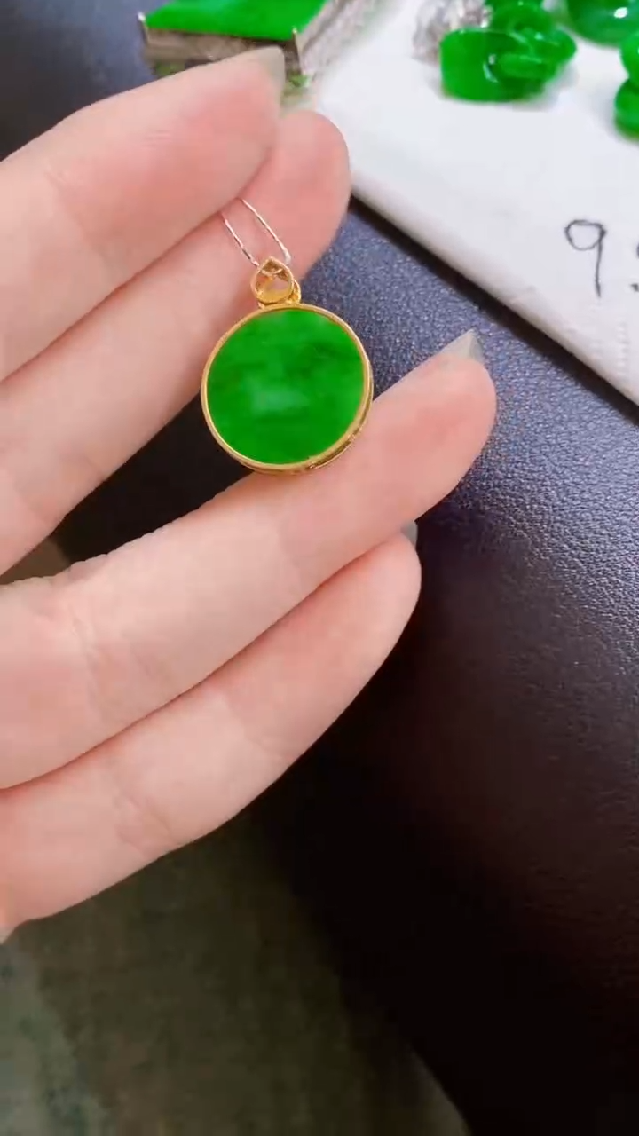 颈饰18K金镶嵌翡翠圆牌