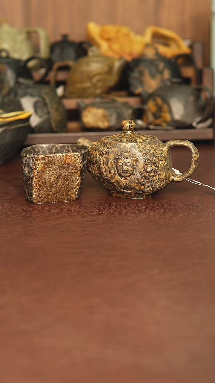 大**的冰碛岩万象石窿加杯子