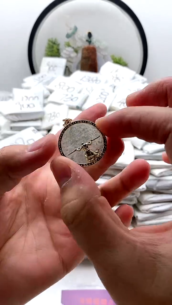 翡翠未镶嵌颈饰大圣