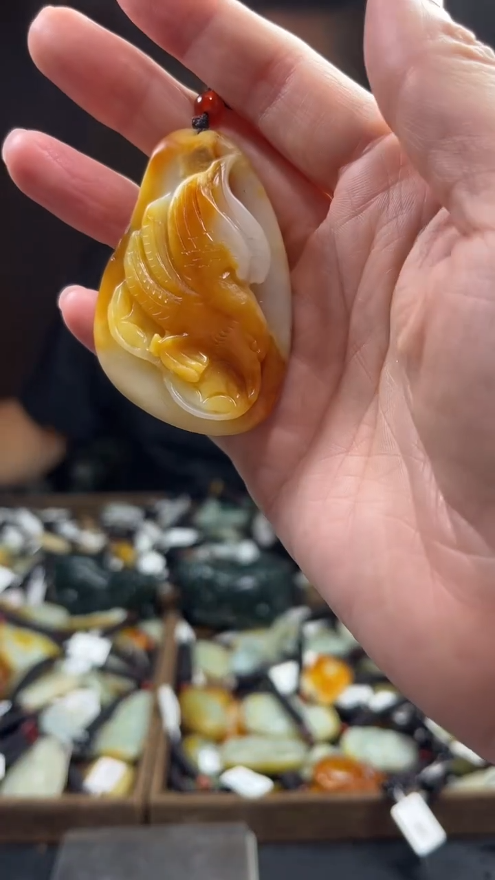 和田玉未镶嵌颈饰`