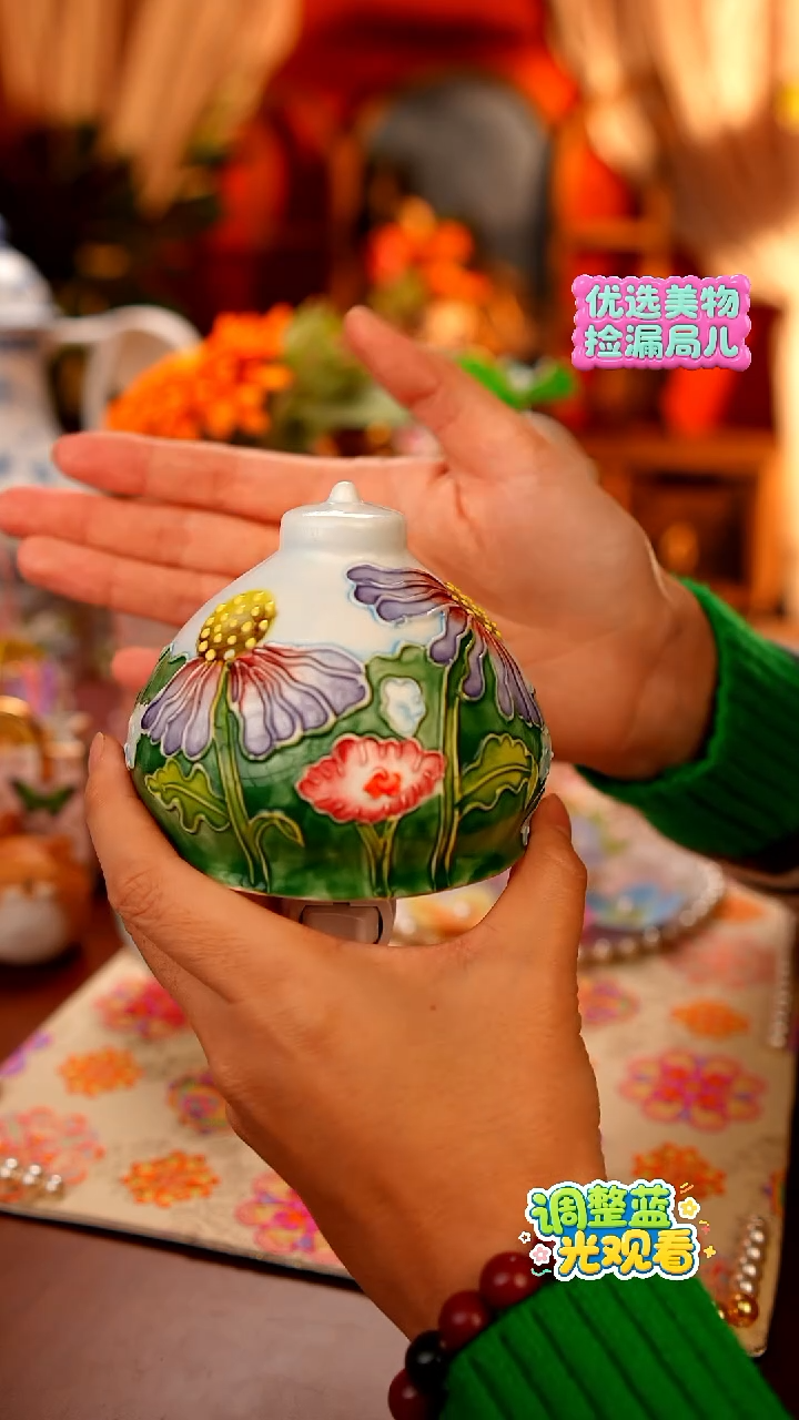 Miss甜甄选家居好物推荐--鸢尾花手绘纹样陶瓷小夜灯