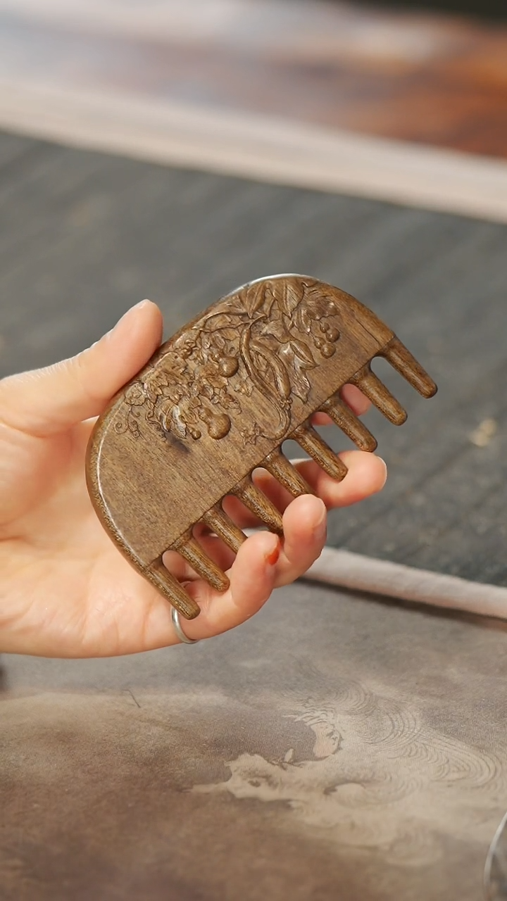 【闪购商品】金丝楠木雕四季有福按摩梳