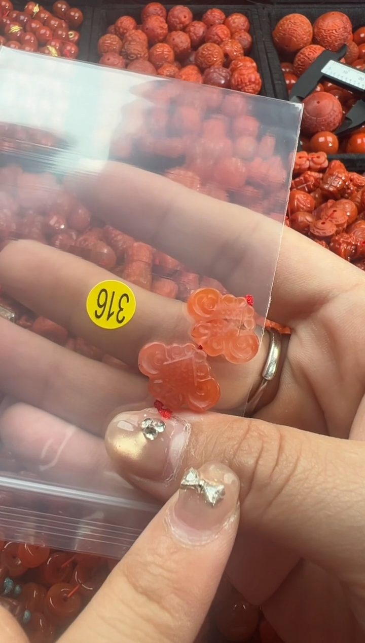 南红玛瑙未镶嵌颈饰1