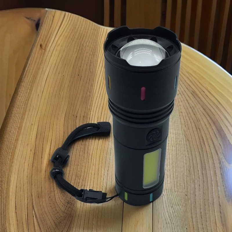 外贸品质 强光LED户外手电（白绿盒）