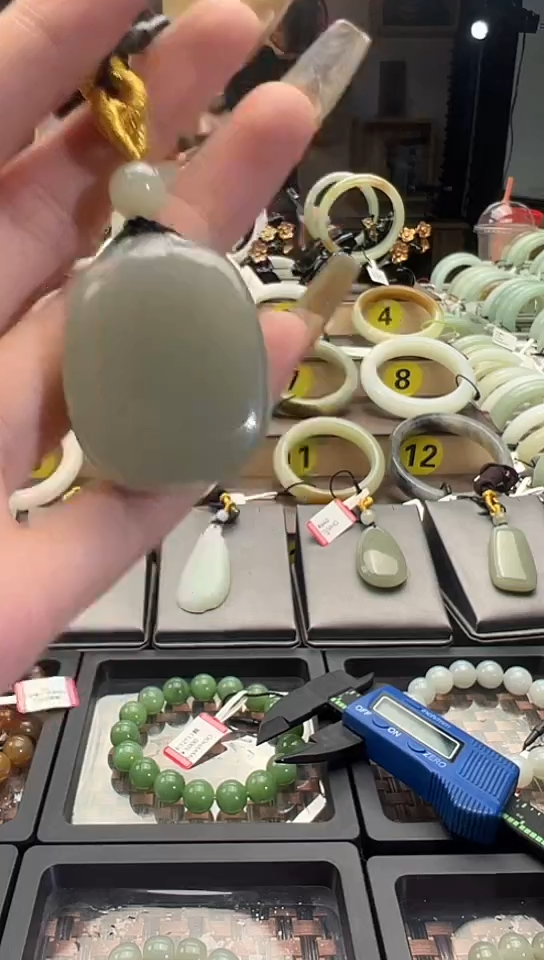 【闪购商品】和田玉吊坠(赠链)未镶嵌且末料青白玉面包牌