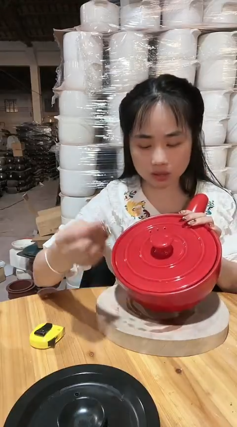 陶瑕疵红色手把锅不圆带盖不合