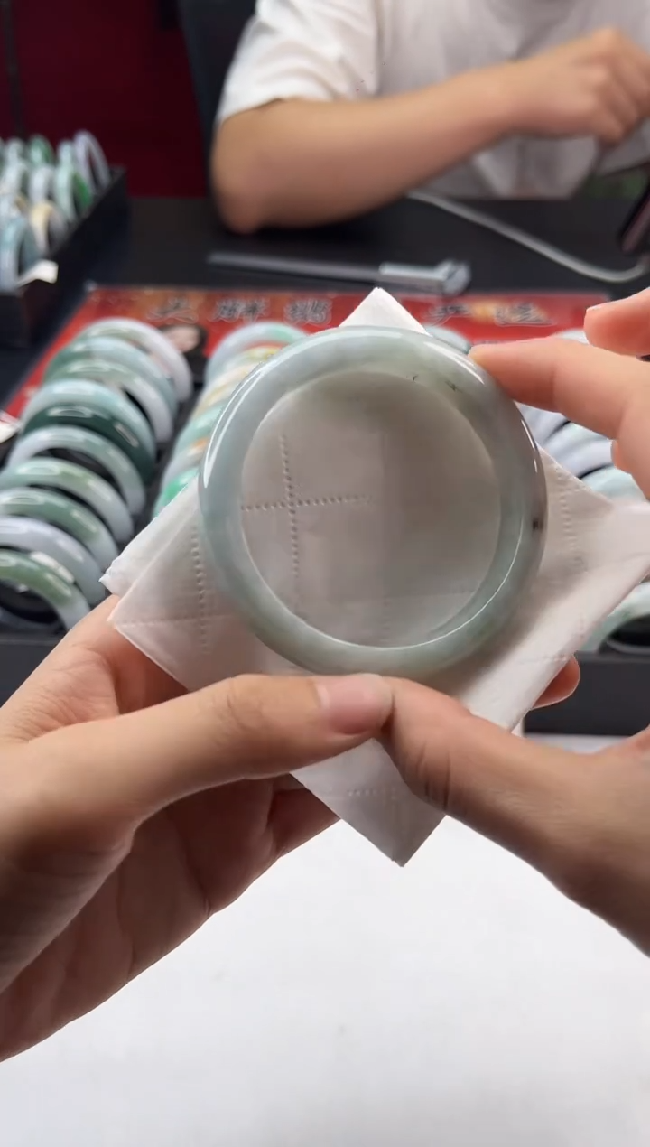 翡翠手镯未镶嵌翡翠1