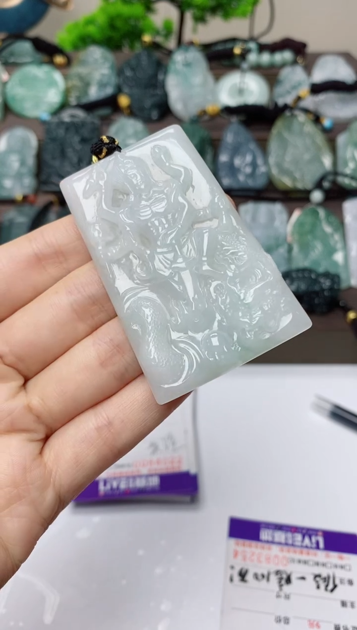 翡翠未镶嵌颈饰          