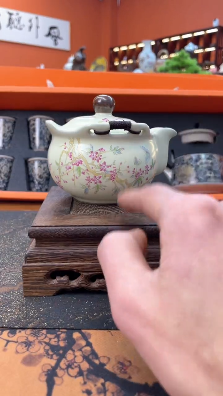 【闪购商品】@@@@@@@@@@@蝴蝶花开宝瓶