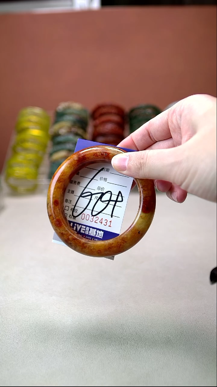 未镶嵌岫玉手镯1