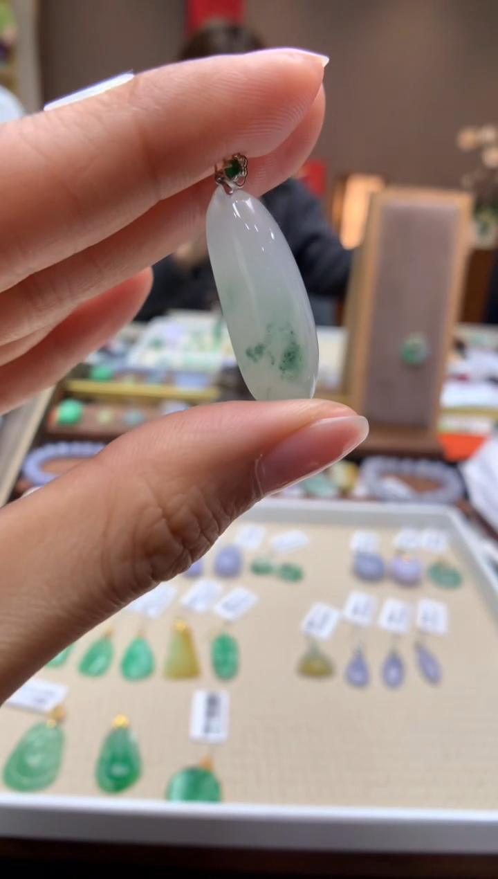 【闪购商品】翡翠颈饰18K金镶嵌福瓜