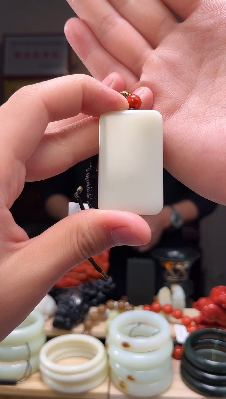 颈饰未镶嵌和田玉吊坠