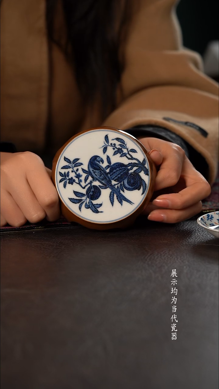 研山琢器紫金釉鹦鹉小板凳