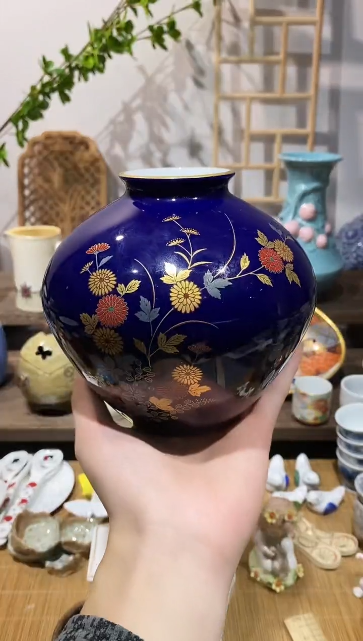 瓷片香兰社帝王蓝花器