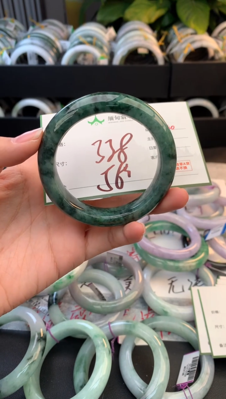 未镶嵌定制翡翠毛货需精细抛光+多人