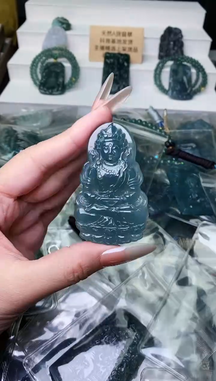 颈饰未镶嵌翡翠 