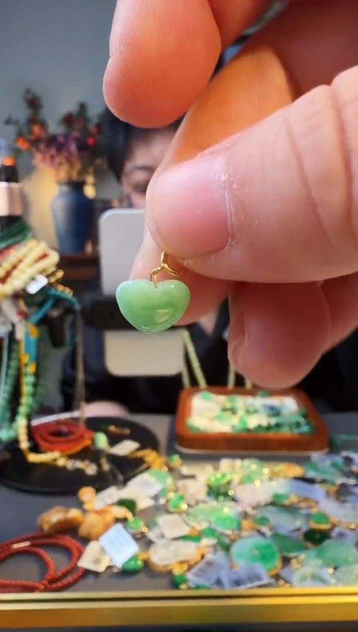 颈饰18K金镶嵌翡翠吊坠