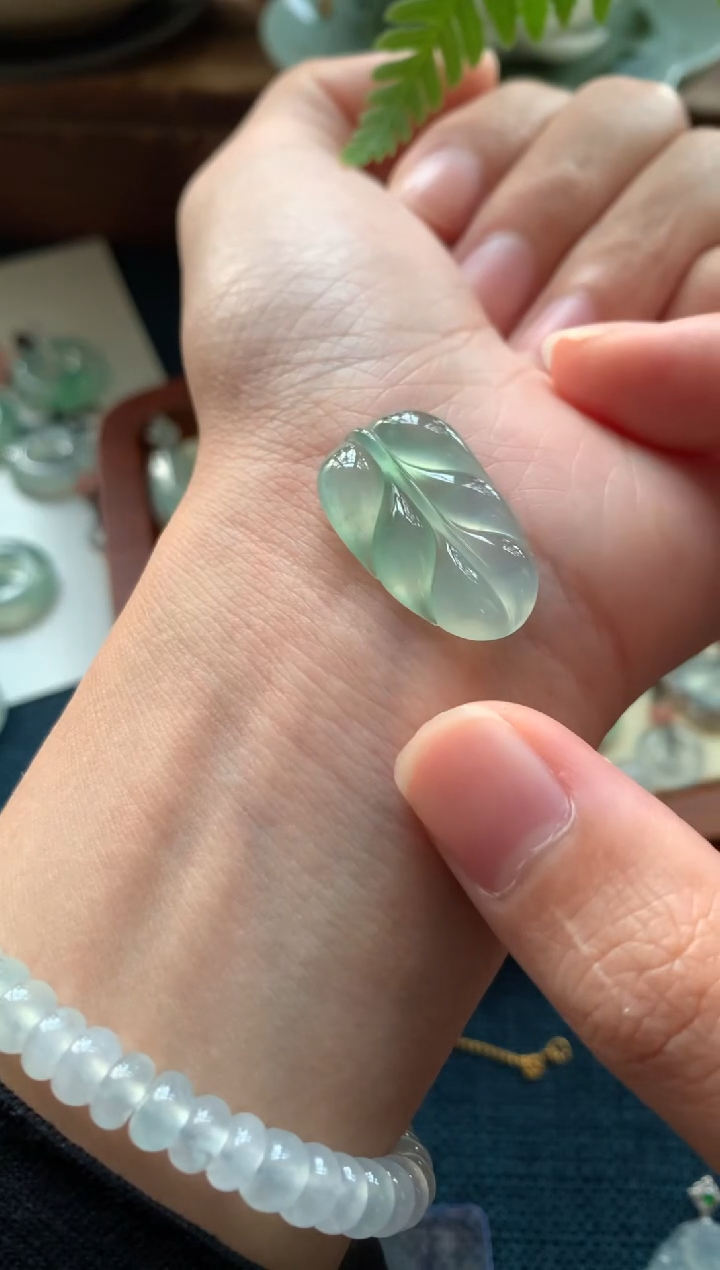 【闪购商品】翡翠颈饰未镶嵌叶子