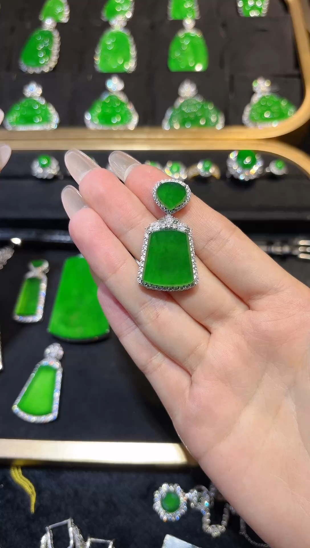 【闪购商品】翡翠颈饰18K金镶嵌无事牌天然A货翡翠