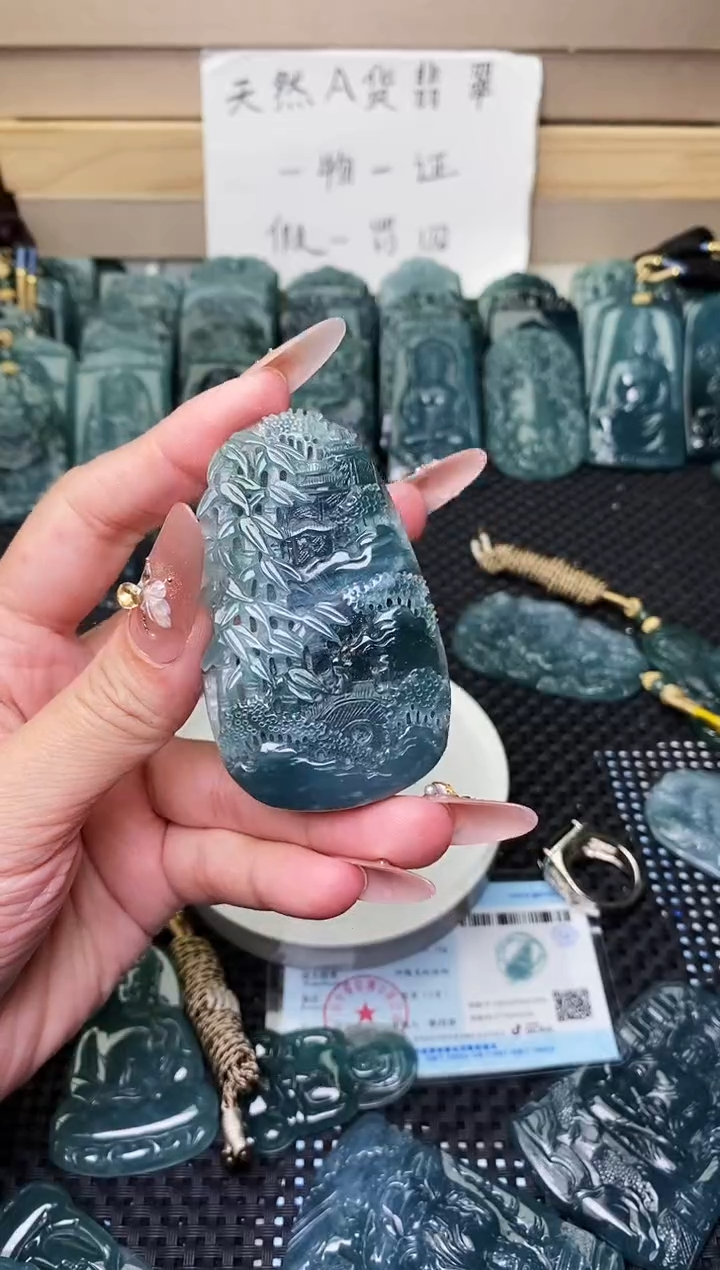 颈饰未镶嵌翡翠 