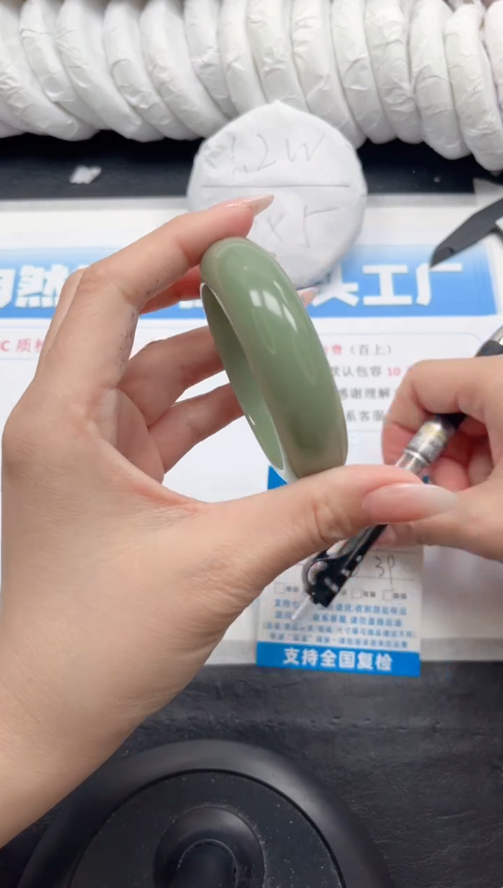【闪购商品】石英质玉手镯未镶嵌218-52