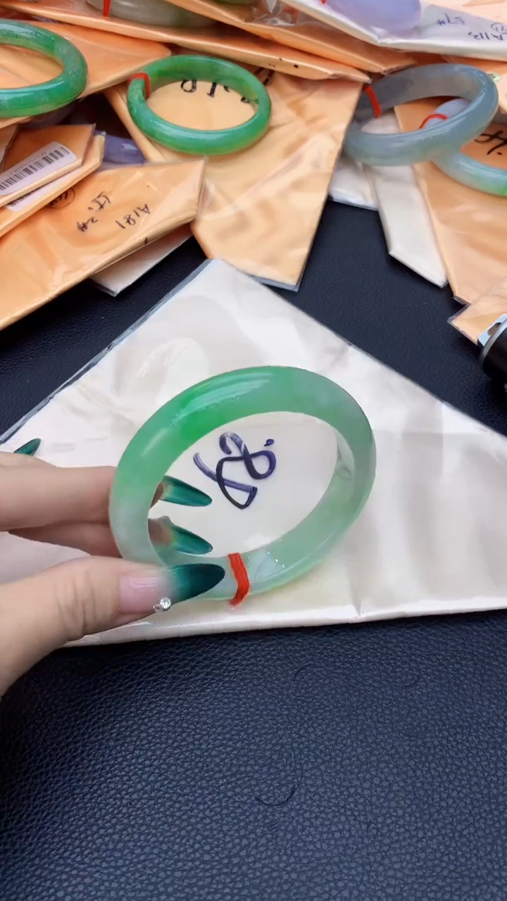 【闪购商品】翡翠手镯未镶嵌0212891201