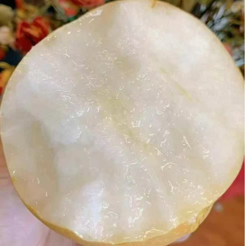 一颗脆甜嫩爽的秋月梨 适合所有的天气，甜润补水还润肺