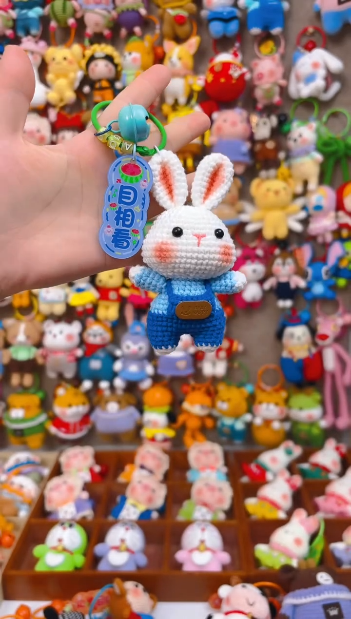 纯手工制作毛线钩织成品蓝色背带裤小兔