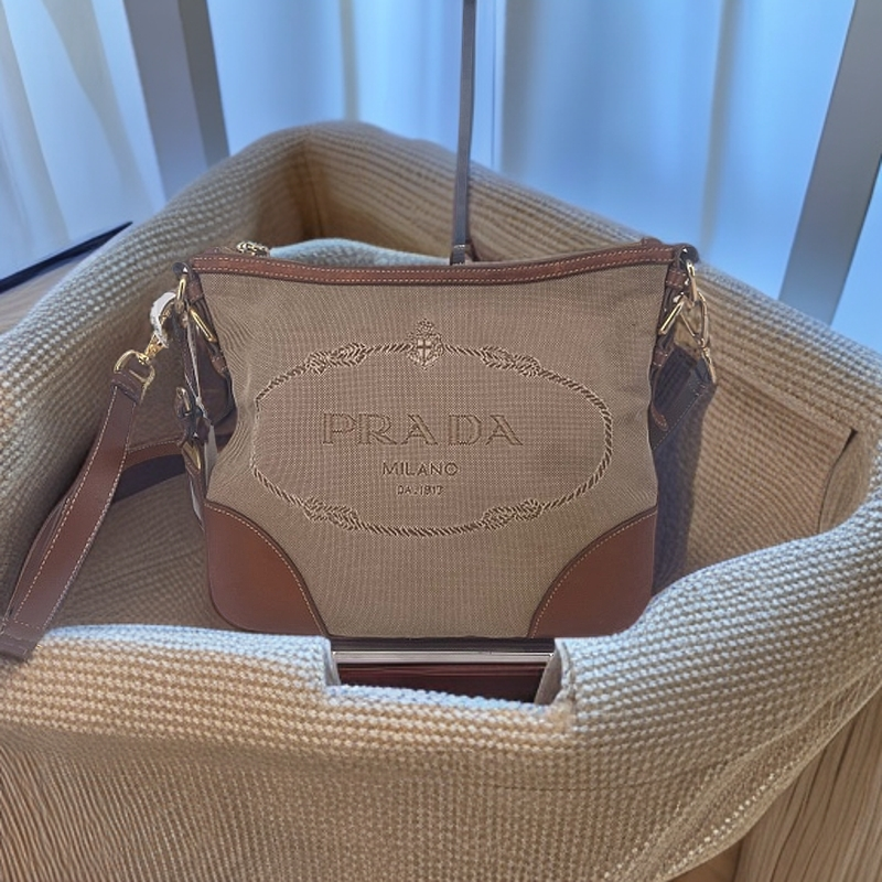 95新 Prada/普拉达 单肩包 邮差 32424