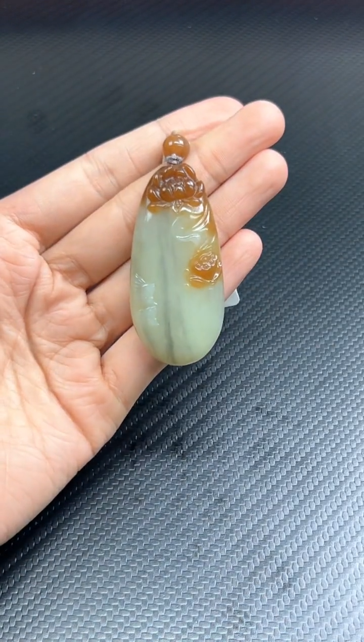 吊坠(赠链)未镶嵌和田玉若羌微色差吊坠