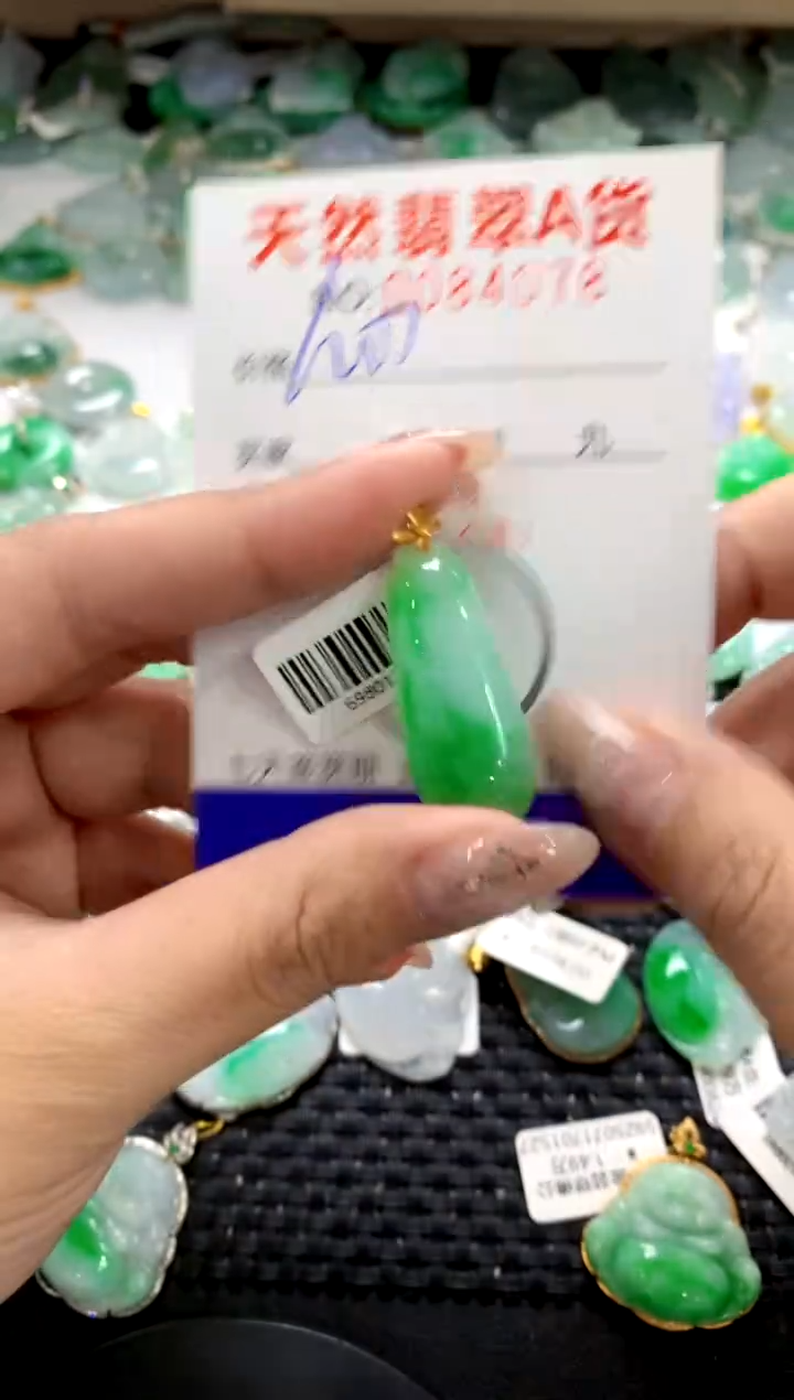 颈饰18K金镶嵌翡翠1111111111111111