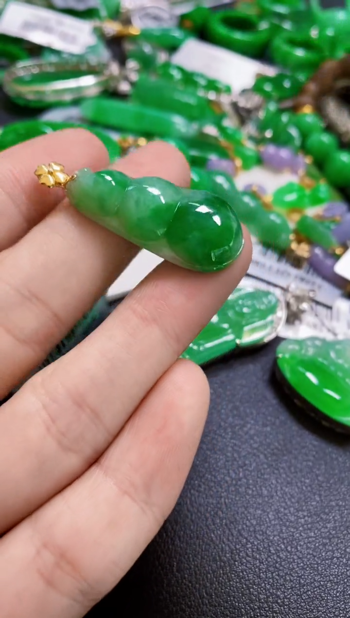 颈饰18K金镶嵌翡翠豆