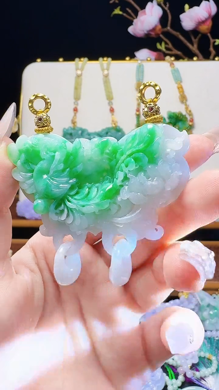 翡翠未镶嵌颈饰凤穿牡丹