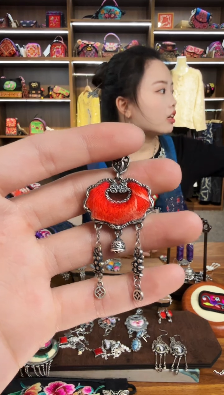 【闪购商品】织绣103蒙阿苏苗绣传承