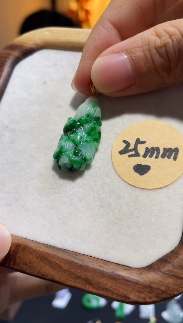 颈饰18K金镶嵌翡翠白菜