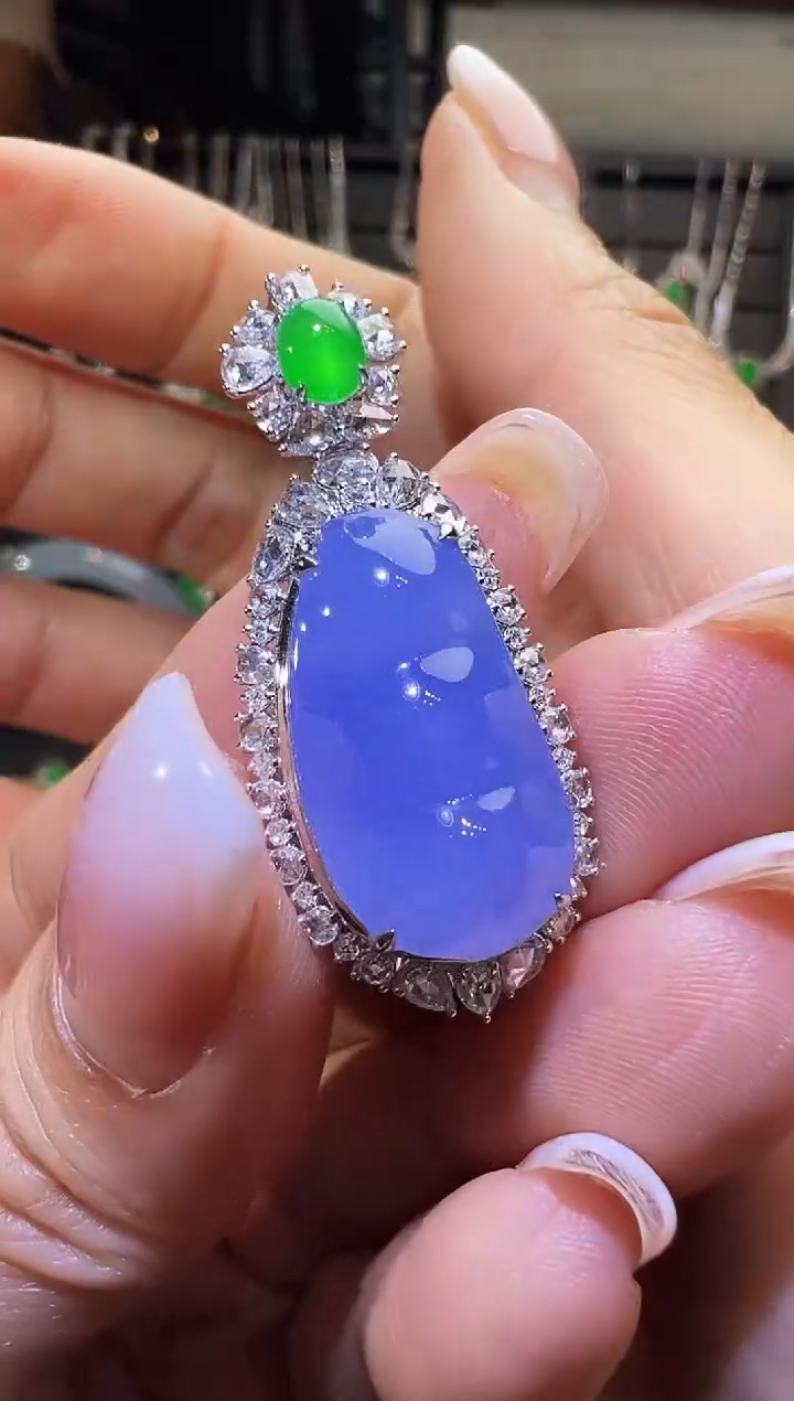 颈饰18K金镶嵌翡翠福豆