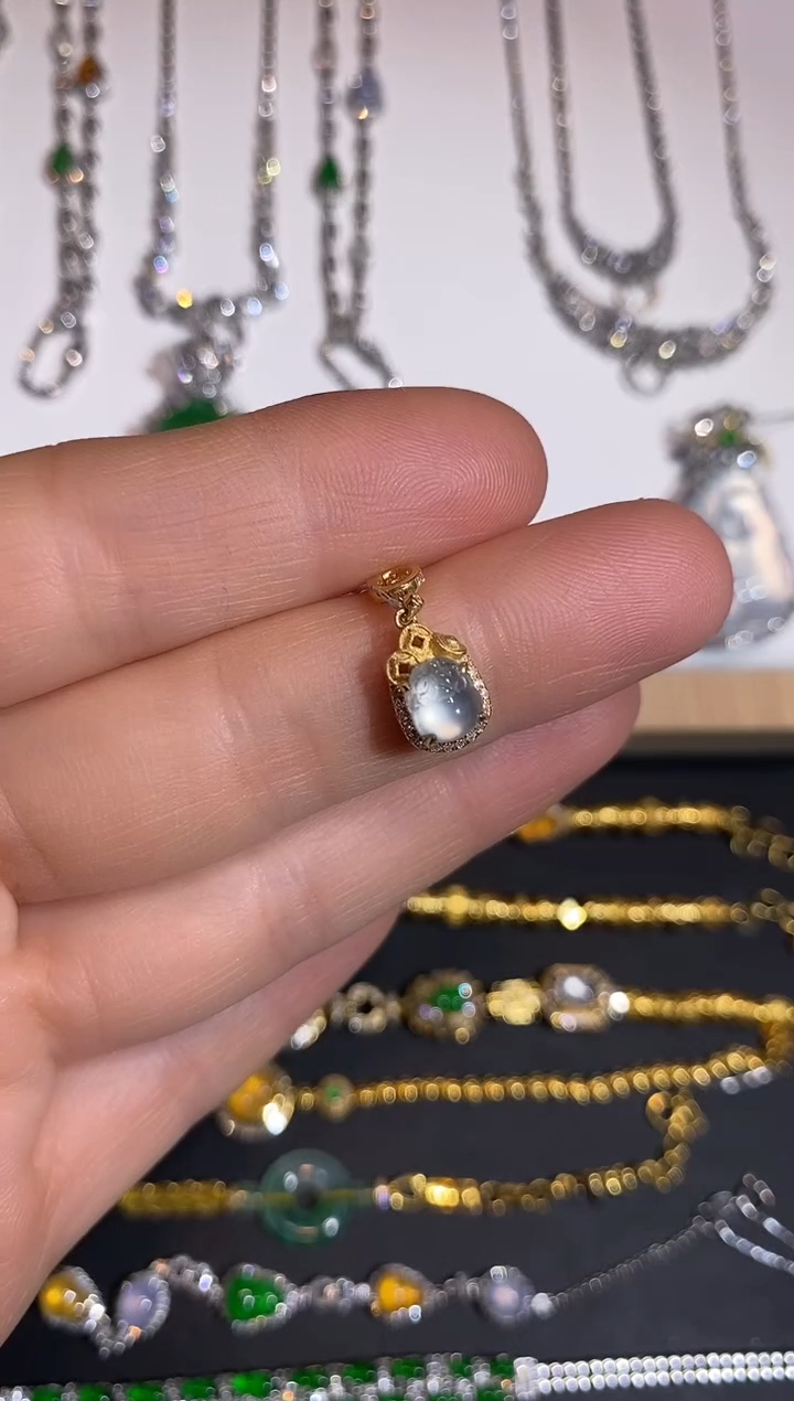 颈饰18K金镶嵌翡翠穆**u吊坠