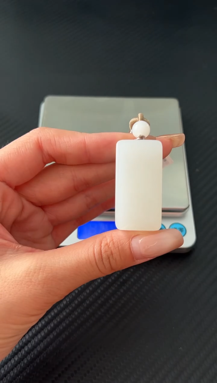 吊坠(赠链)未镶嵌和田玉黑山微色差吊坠K