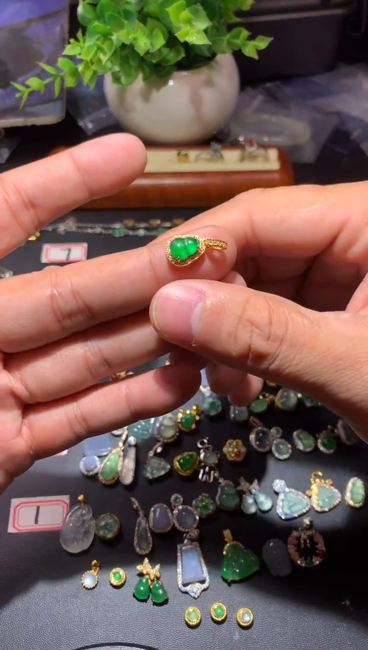 吊坠(不含链)未镶嵌翡翠找****斤1